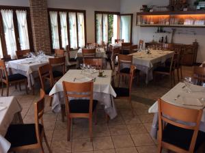 En restaurant eller et spisested på Hotel Rural Los Roturos