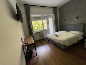 Un dormitorio pequeño con una cama y una ventana. en Luciano Licia Guest House, en Roma