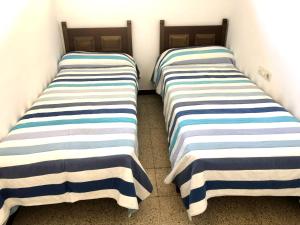 Posteľ alebo postele v izbe v ubytovaní PORT SOTAVENT 2C - Apartamento en la Marina de Empuriabrava - piscina comunitaria, - parking - vistas al canal - cerca centro y playa + 10 fotografií