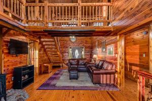 Svetainės erdvė apgyvendinimo įstaigoje Lodge at OZK Ranch- Incredible mountaintop cabin with hot tub and views