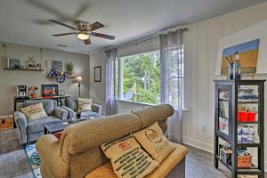 sala de estar con sofá y ventana en Family-Friendly Escape about 6 Mi to City Center! en Chattanooga