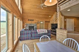 Posezení v ubytování Secluded Fairplay Rocky Mountain Hideaway with Views
