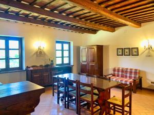 a kitchen with a dining room table and chairs at Villa Le Brugnolete - Appartamento Est in Sarnano