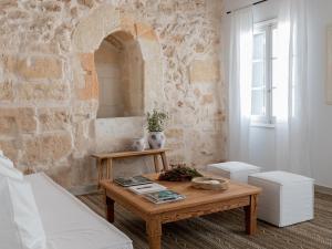 A seating area at S'Enclova Petit Hotel