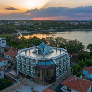 vista aerea di un edificio con fiume di The LODGE Hotel a Tsarevo