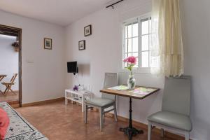 a living room with a table and chairs and a window at Apartamento Villa Mayo A in Conil de la Frontera