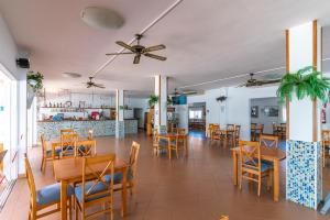 A restaurant or other place to eat at Apartamentos Vista Blanes