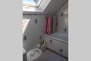 ein Badezimmer mit einem WC, einer Badewanne und einem Waschbecken in der Unterkunft Villa La Hautaise vue sur mer in Hauteville-sur-Mer