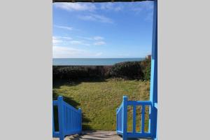 eine offene Tür mit Meerblick in der Unterkunft Villa La Hautaise vue sur mer in Hauteville-sur-Mer