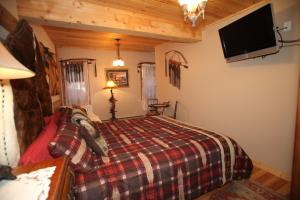 מיטה או מיטות בחדר ב-Swan River Inn