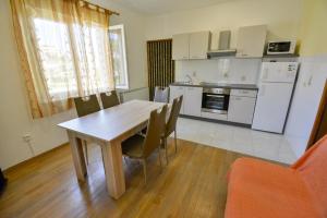 Kuchyň nebo kuchyňský kout v ubytování Apartmani Zlata