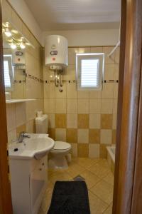 Ett badrum på Apartmani Zlata