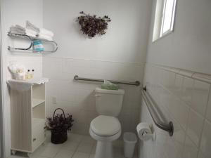 Bathroom sa Sundown Inn of Morro Bay