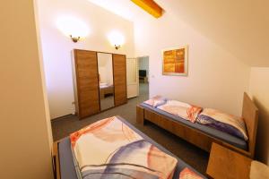 a bedroom with two beds and a mirror at Zur Krone - Ferienhaus 3 in Widdershausen