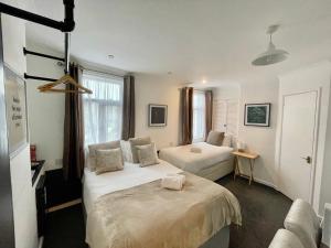 a hotel room with two beds in a room at Brighton Black Hotel & Hot Tubs in Brighton & Hove