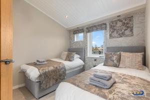 Postel nebo postele na pokoji v ubytování Valley View Lodge - Luxury Lodge, Hot Tub, Close to Beach