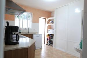 A kitchen or kitchenette at Chalet con piscina, amplio jardin y aire acondicionado