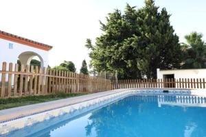 The swimming pool at or close to Chalet con piscina, amplio jardin y aire acondicionado