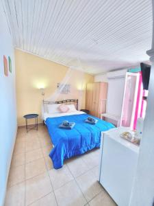 una camera con letto blu di Avra Budget Beach Rooms a Benitses