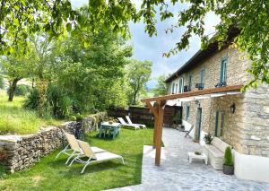 um pátio com cadeiras e uma mesa em frente a um edifício em Ulle Gorri Rural House - Casa Rural em Unzá