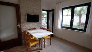 TV a/nebo společenská místnost v ubytování Apartmani Anita