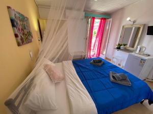 Ένα ή περισσότερα κρεβάτια σε δωμάτιο στο Avra Budget Beach Rooms