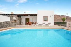 willa z basenem i domem w obiekcie Villa 1B w mieście Playa Blanca