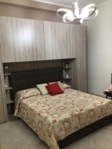 - une chambre avec un lit et un ventilateur de plafond dans l'établissement PORTA NUOVA, à Iglesias