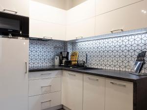 A kitchen or kitchenette at VacationClub – Sosnowa 4 Apartament 14