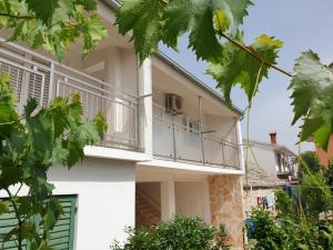 una casa con un balcón en el lateral. en The Heart Of Dalmatia, en Primošten