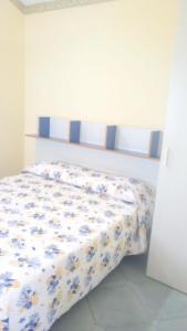 1 Schlafzimmer mit einem Bett mit Blumendecke in der Unterkunft camera da loredana via marina centro storico in Peschici
