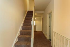 un pasillo con una escalera en una casa en Cherry Property - Coconut Suite en Blackpool
