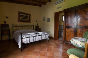 sypialnia z łóżkiem i podłogą wyłożoną kafelkami w obiekcie Agriturismo il Poggio w mieście Vetralla