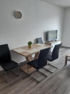 un tavolo da pranzo e sedie in camera di Apartmán Karolína a Poděbrady