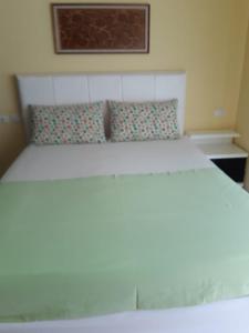 een groot wit bed in een slaapkamer met bij Seaside Apartment with two bedrooms in Vlorë