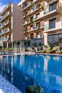 Bazén v ubytování Pinea Hotel Resort & Spa nebo v jeho okolí