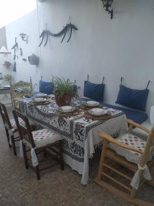 Un comedor con una mesa y sillas y un sofá. en Casa Museo Quintín, en Gerena