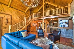 Μια τηλεόραση ή/και κέντρο ψυχαγωγίας στο Eureka Springs Area Cabin with Deck and 7 Acres!