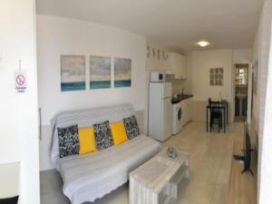 una sala de estar con un sofá y una mesa en Puerta del Sol (Caleta de Fuste), en Caleta de Fuste