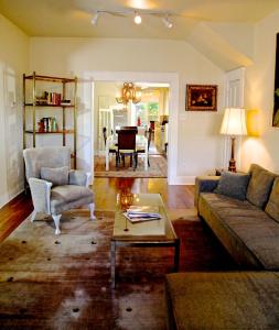 een woonkamer met een bank en een tafel bij Refuge in the Heart of Montrose in Houston