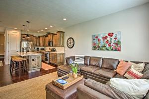 sala de estar con sofá y cocina en Edgewater Townhome about 7 Mi to Snowbasin Resort, en Huntsville