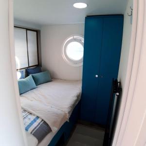Postel nebo postele na pokoji v ubytování Houseboat Water Man apartament pływający dom na wodzie łódź