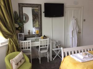 A television and/or entertainment centre at One ninety Boutique Accommodation