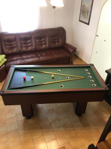una mesa de billar en una sala de estar con sofá en ZENITH APARTMAN, en Gárdony