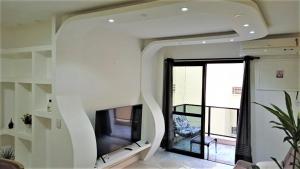 uma sala de estar com uma escada em espiral e uma janela em Le Premier Residence em Niterói