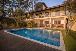 una piscina davanti a una casa di Pousada Vista pro mar Ilhabela a Ilhabela
