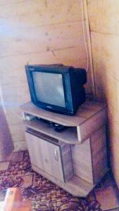 un televisor sentado en la parte superior de un tocador en Садиба «Пасіка» відпочинок в Карпатах, en Zelena