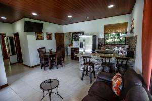 Kuchyň nebo kuchyňský kout v ubytování Villas Macadamia - Monteverde
