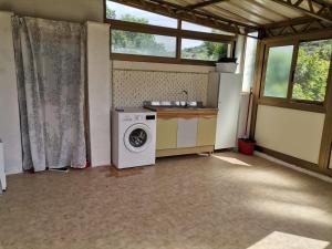 een wasruimte met een wasmachine en een raam bij Country House Gaeta in Gaeta
