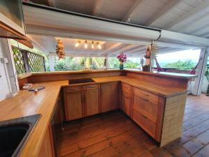Cuisine ou kitchenette dans l'établissement TI PARADI VUE MER
